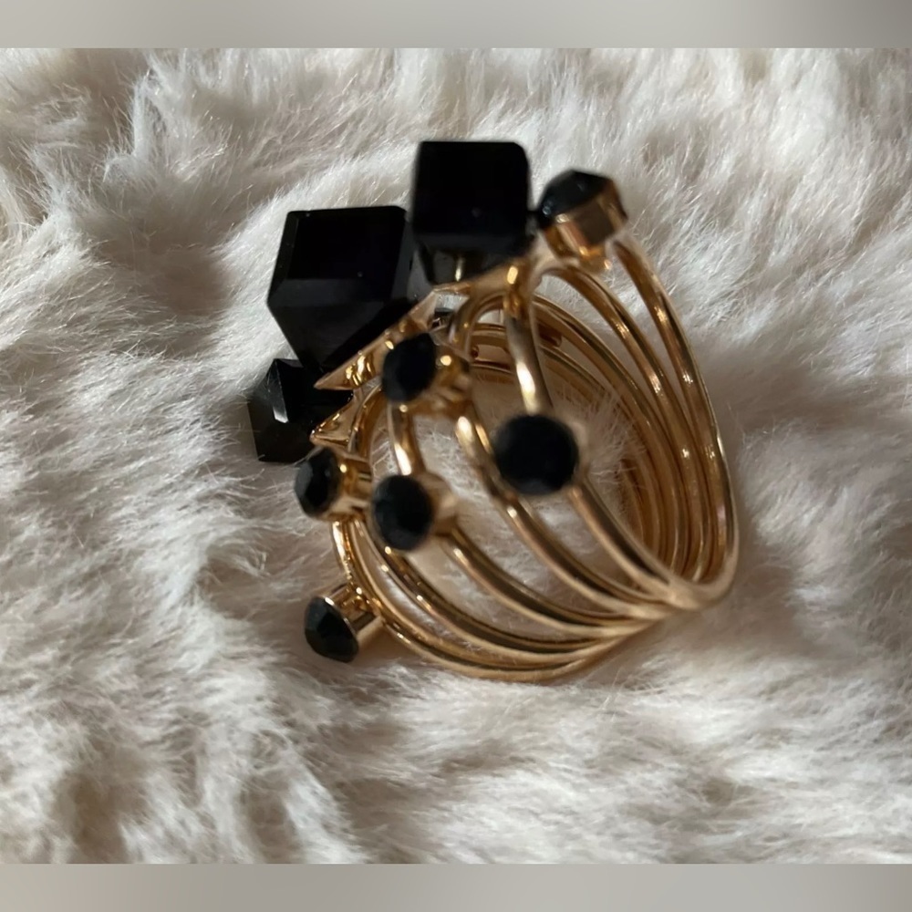 Black stone ring cluster on gold layered ring - costume jewelry - size 8 - Picture 6 of 10